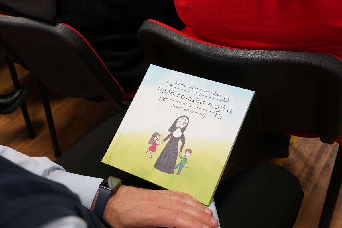 Predstavljena interaktivna trojezična slikovnica "Naša romska majka"